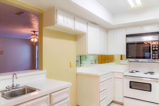 Building Photo - 817 W Rochelle Rd