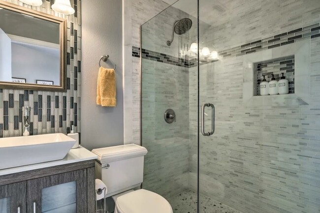 Building Photo - Townhome in Davenport now Available!