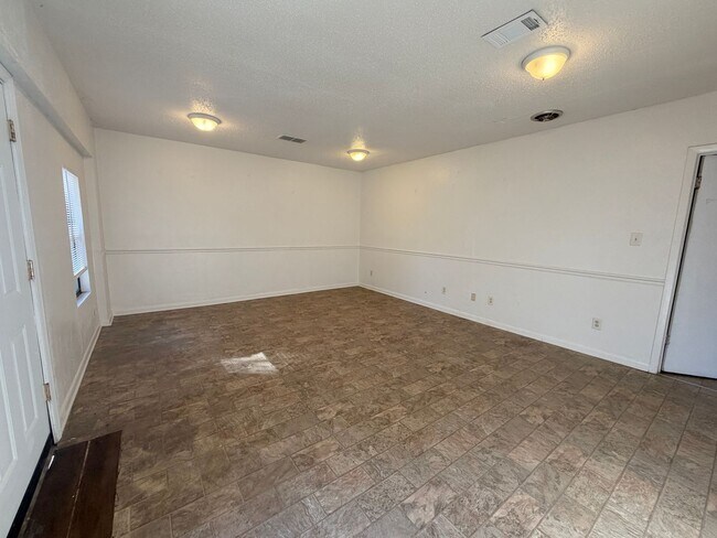 Building Photo - Large home ready for tenant....