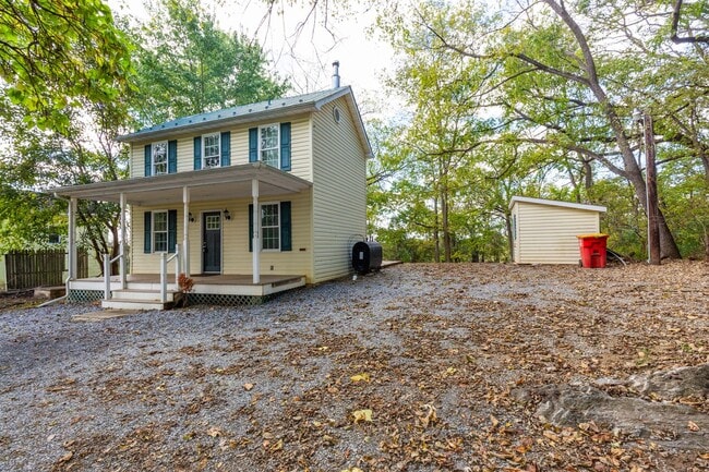 Building Photo - 2 Bed, 2 Bath Farmhouse-Style Home in Kear...