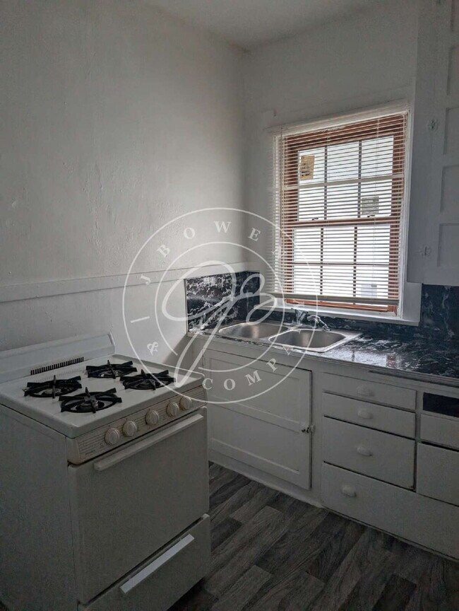 Building Photo - $400 deposit! Spacious upper duplex with i...