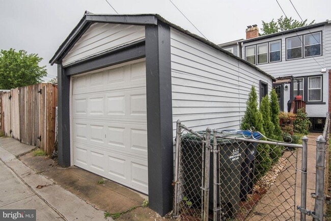 Building Photo - Spacious Three Bedroom Home W/Backyard, Ba...