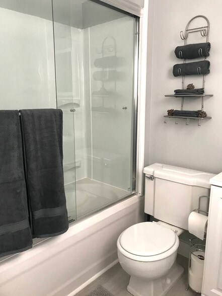 Clean updated Bath - 52 Orchard Street