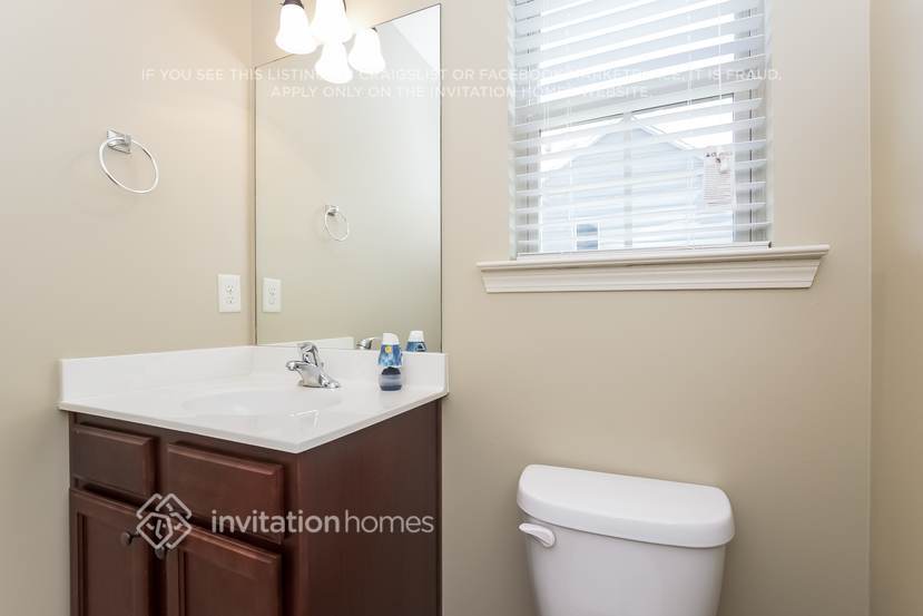 Building Photo - 2070 Hydrangea Ln
