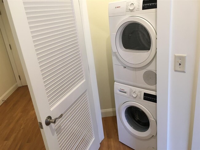 Building Photo - 875 Elm St