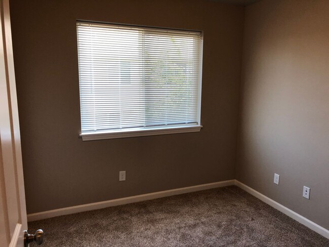 Building Photo - Newer 4 bed 2.5 bath duplex