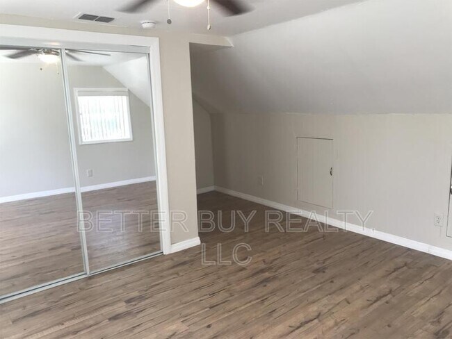 Building Photo - 300 N Church St