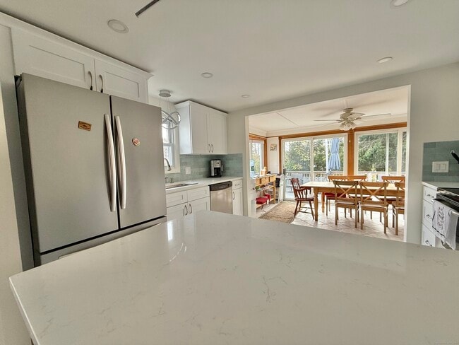 Building Photo - 18 Bay St