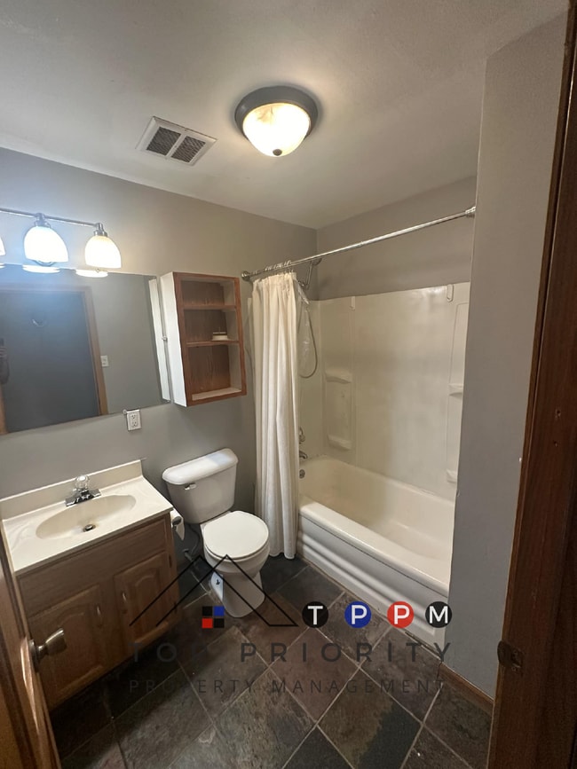 Building Photo - 3 Bedroom | 2 Bathroom Single Family Ranch...