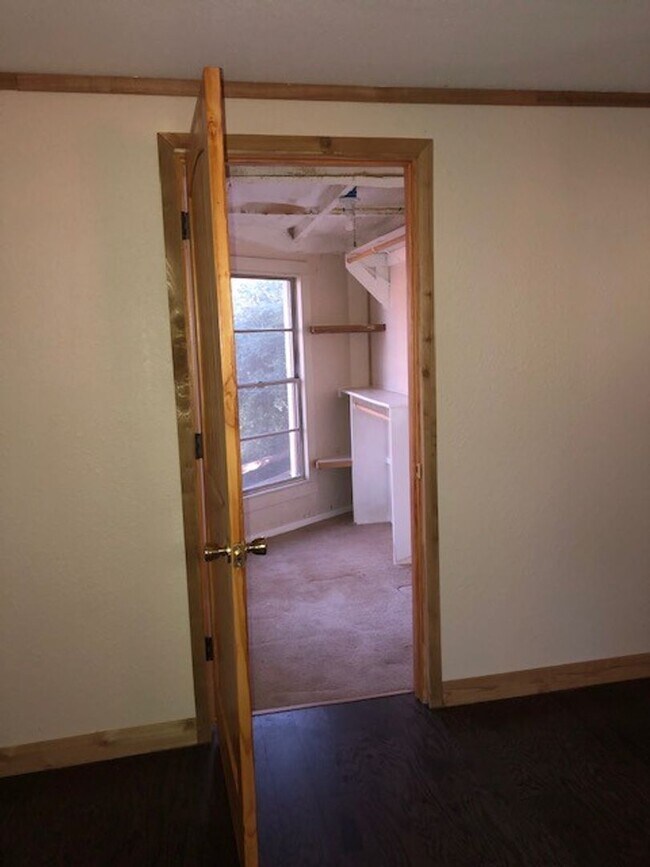 Building Photo - Spacious 4/1 Home on Quiet Block of Mulber...