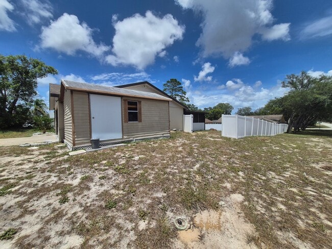 Building Photo - 332 Upland Ave