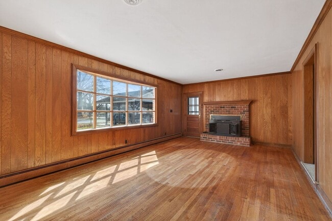 Building Photo - 2305 Lakewood Ln