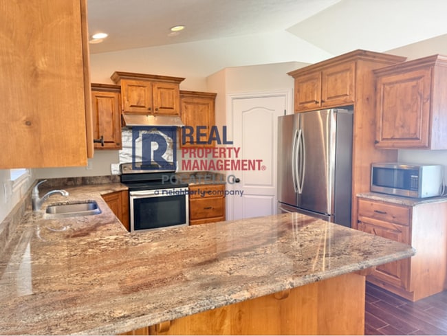 Building Photo - Beautiful 4 bed 3 bath home - 2 car garage...