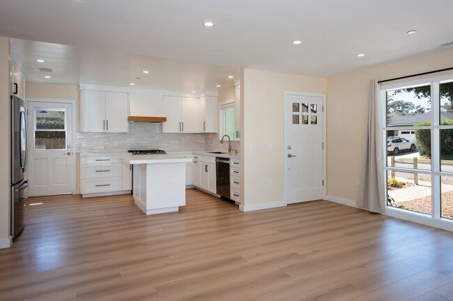Building Photo - Remodeled Mesa Home Steps From Shoreline Park!