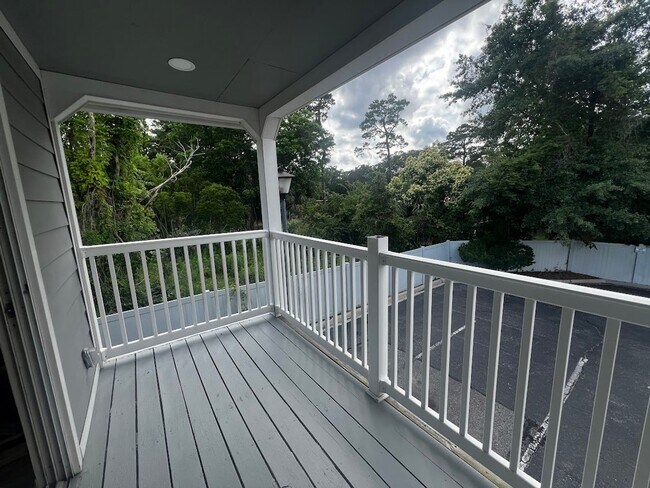 Building Photo - Totally Renovated and a Walk to the Beach!