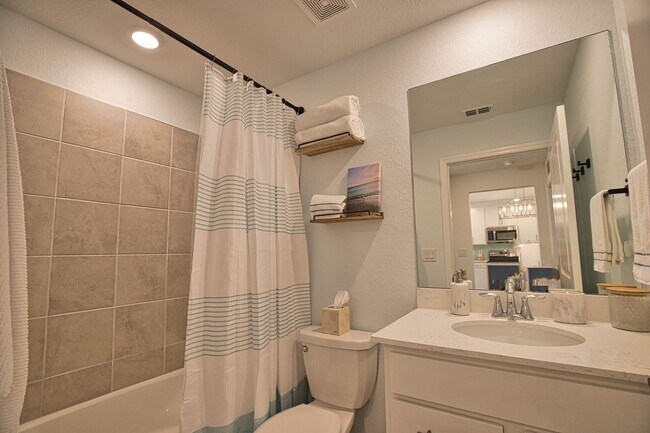 Building Photo - Golf Transfer 2-Bedroom 2-Bathroom First Floor Condo in the desirable Wellen Golf and Country Clu...