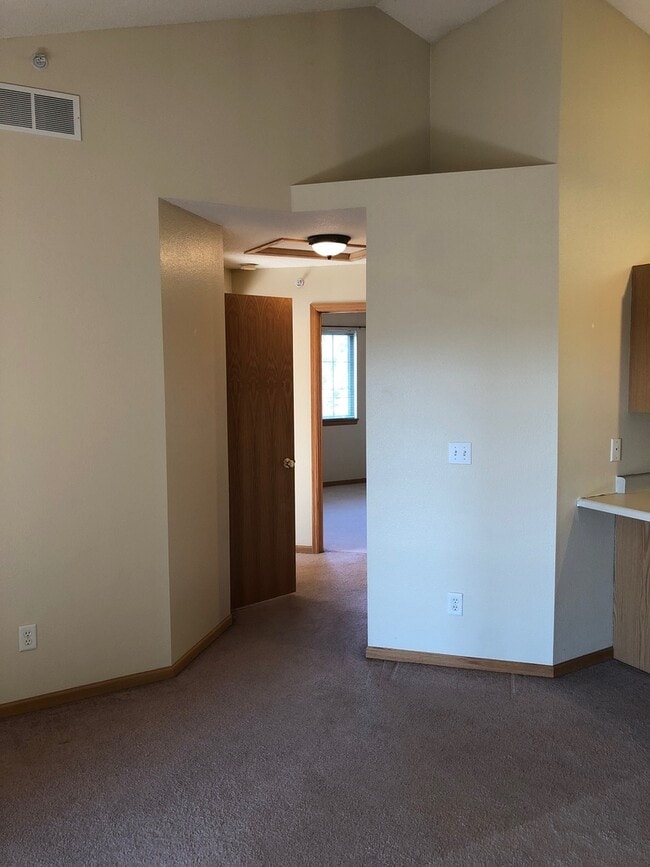 Building Photo - Nice 2br Condo in Coralville close to shop...