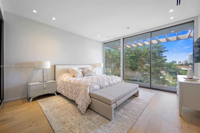 Building Photo - 3260 NE 165th St