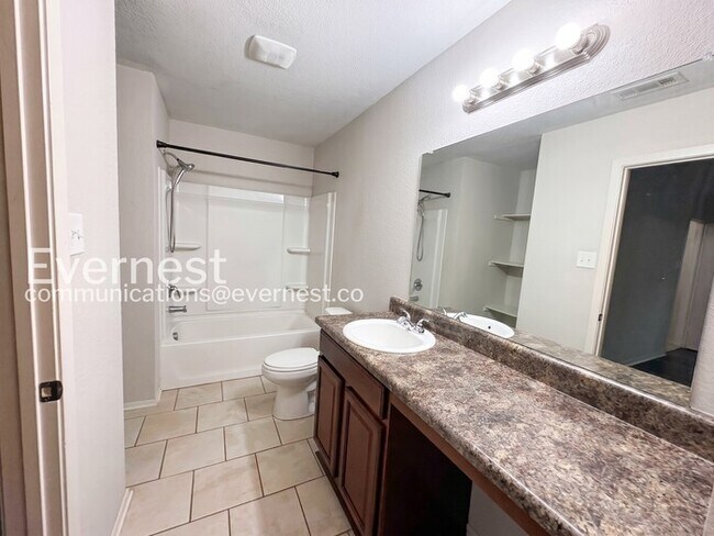 Building Photo - 3 Bed/2 Bath Home with Fenced Yard & Garage / Vouchers Accepted / Available Now!