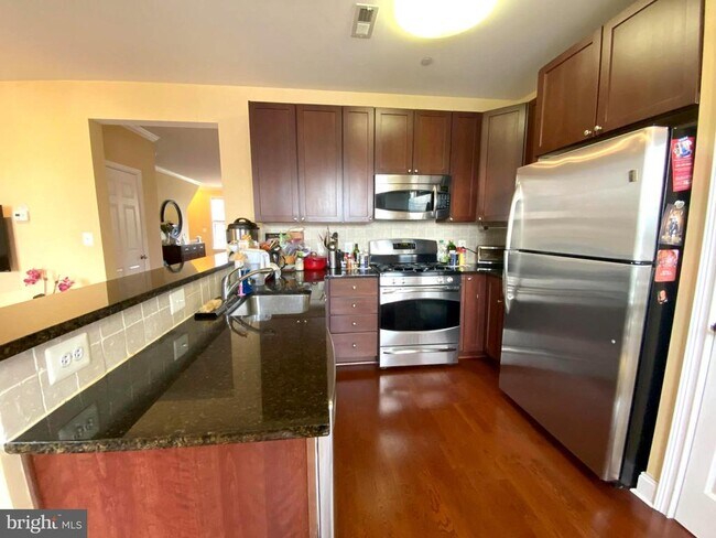 Building Photo - 303 Admirals Way