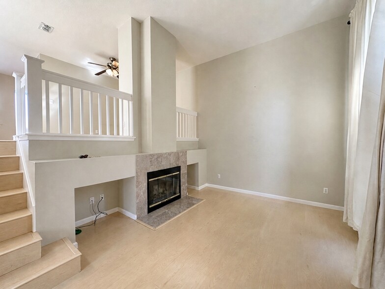 Building Photo - 5000 Starling St