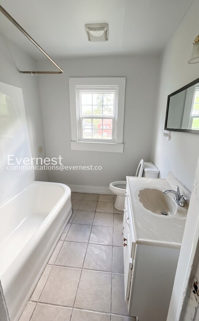 Building Photo - 3 Bed, 1 Bath Home with Fenced Yard / Pet-Friendly / Available Now!
