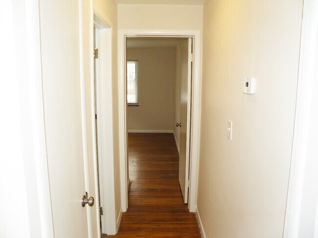 Building Photo - 3 Bed - 2 Full Bath Cape Cod for Rent in Euclid!