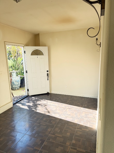 Building Photo - 1311 S Ross St