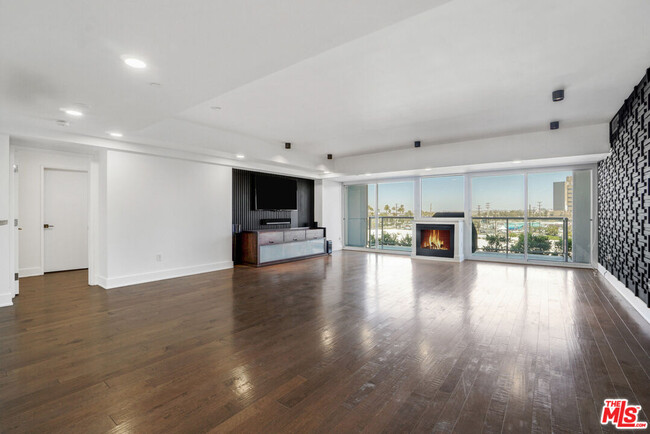 Building Photo - 13600 Marina Pointe Dr