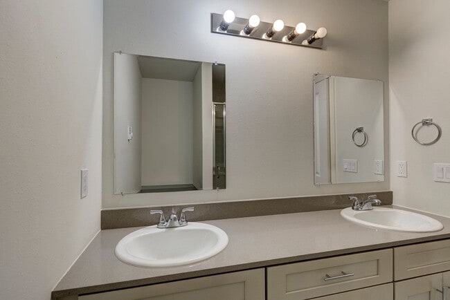 Building Photo - 3 Bedroom/2 Bath  townhouse in Kettlecove community