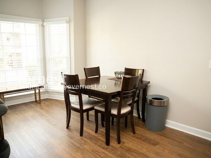 Building Photo - 4580 Village Dr