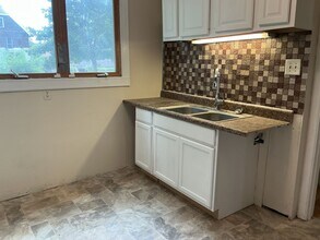 Building Photo - 3 bedroom single family home with off stre...