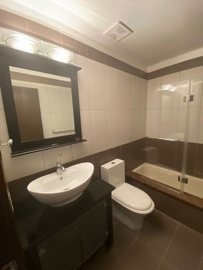 Building Photo - Two Bedroom Three Bathroom Condo in Hollan...