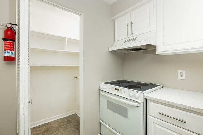 Building Photo - 893 Cliffs Dr