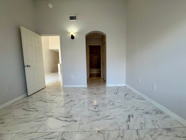 Building Photo - Beautiful 2 Story, 2 Bedroom plus Large Lo...
