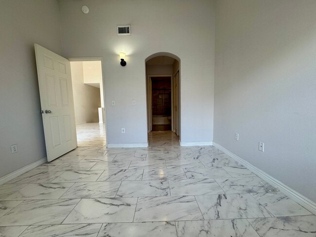 Building Photo - Beautiful 2 Story, 2 Bedroom plus Large Loft Condo in Aliso Viejo