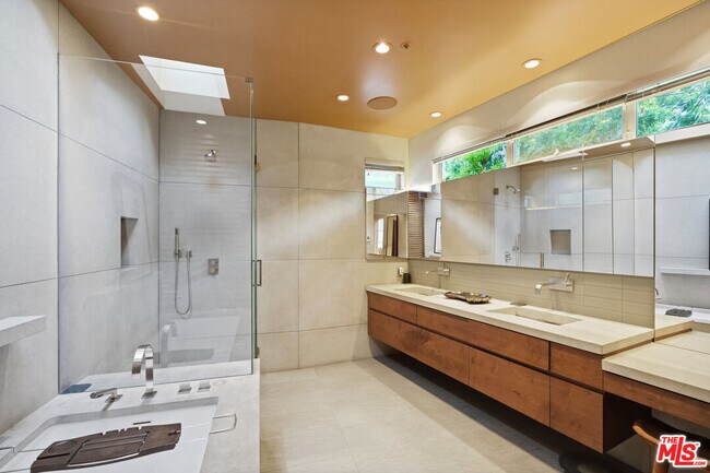 Building Photo - 7700 Willow Glen Rd