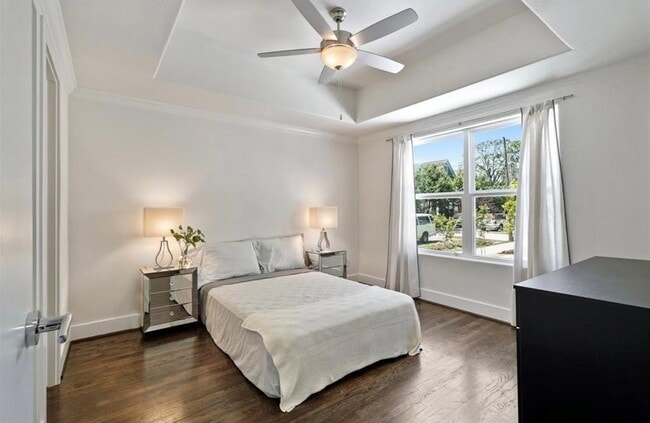 Building Photo - 1333 W 22nd St