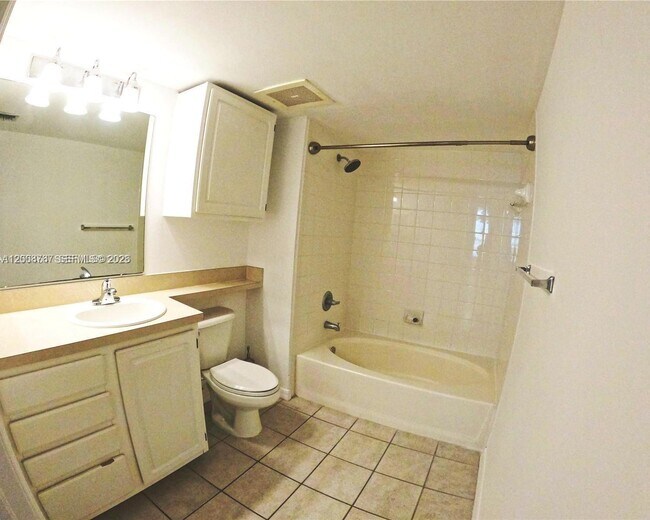 Building Photo - 2665 SW 37th Ave