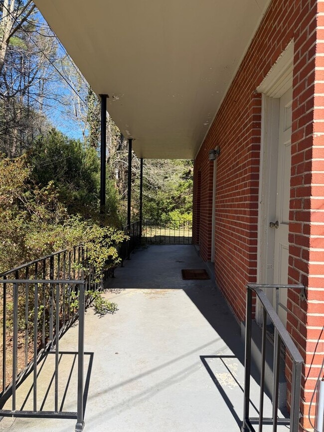 Building Photo - Shorewood Drive