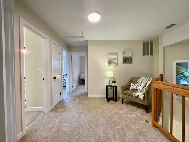 Building Photo - Spacious 3-Bedroom Home with Sunroom in Private Lake Community – Everett