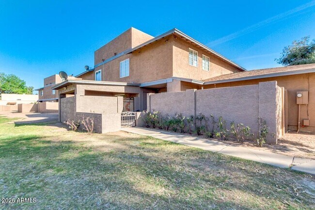 Building Photo - 6912 W Devonshire Ave