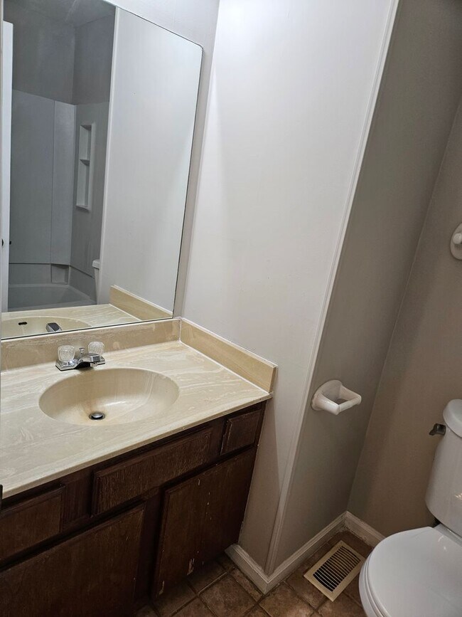 Building Photo - Don't miss out on this 2 bed 2.5 bath cond...