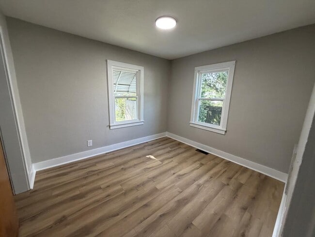 Building Photo - 327 S Brownell Ave