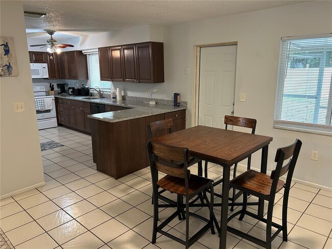 Building Photo - 2101 Utica Dr