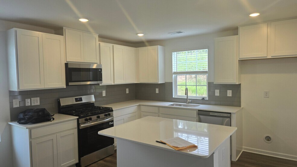 Building Photo - 121 Tango Dr