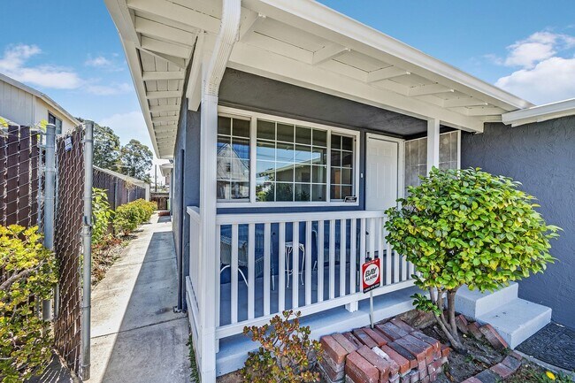 Building Photo - 3042 Maple Ave