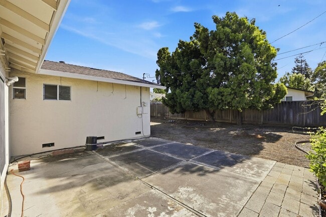 Building Photo - Wow! What a Great Home! Available Now!