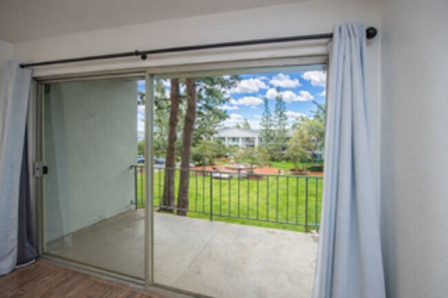 Building Photo - Newport Beach One Bedroom Beauty