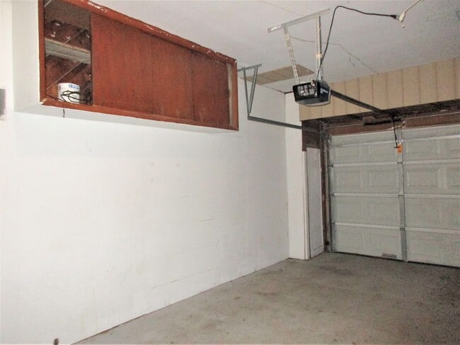 Building Photo - CUTE 3 BDRM 1 bath HOME with garage